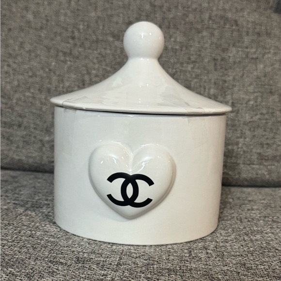 ❗️LAST FEW❗️ CHANEL White Heart Cookie Jar - Picture 2 of 6